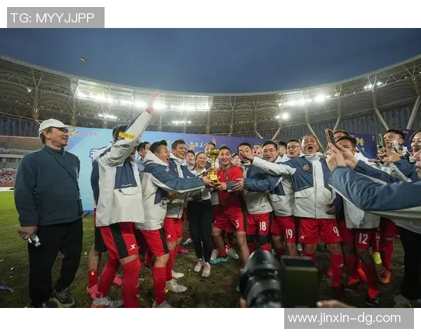 足球明星亲临现场与粉丝互动拍照分享快乐瞬间